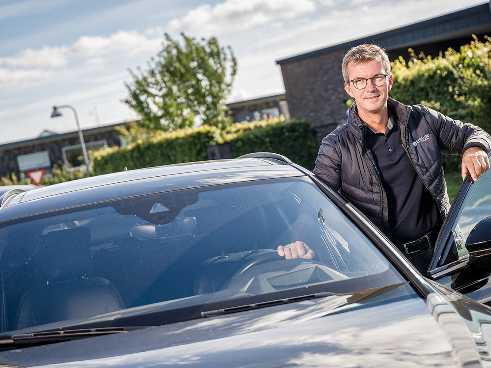 Mødelokale med tre personer