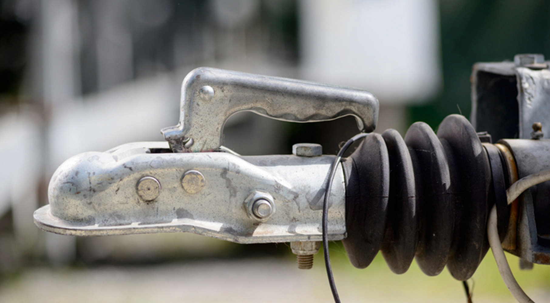 Mand hægter trailer på personbil